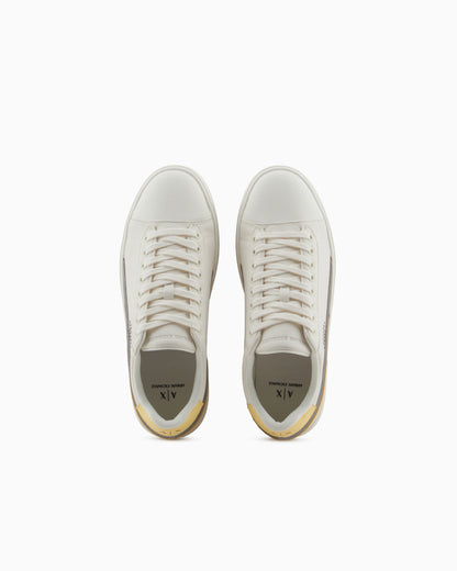 Sneakers with contrasting details on the back