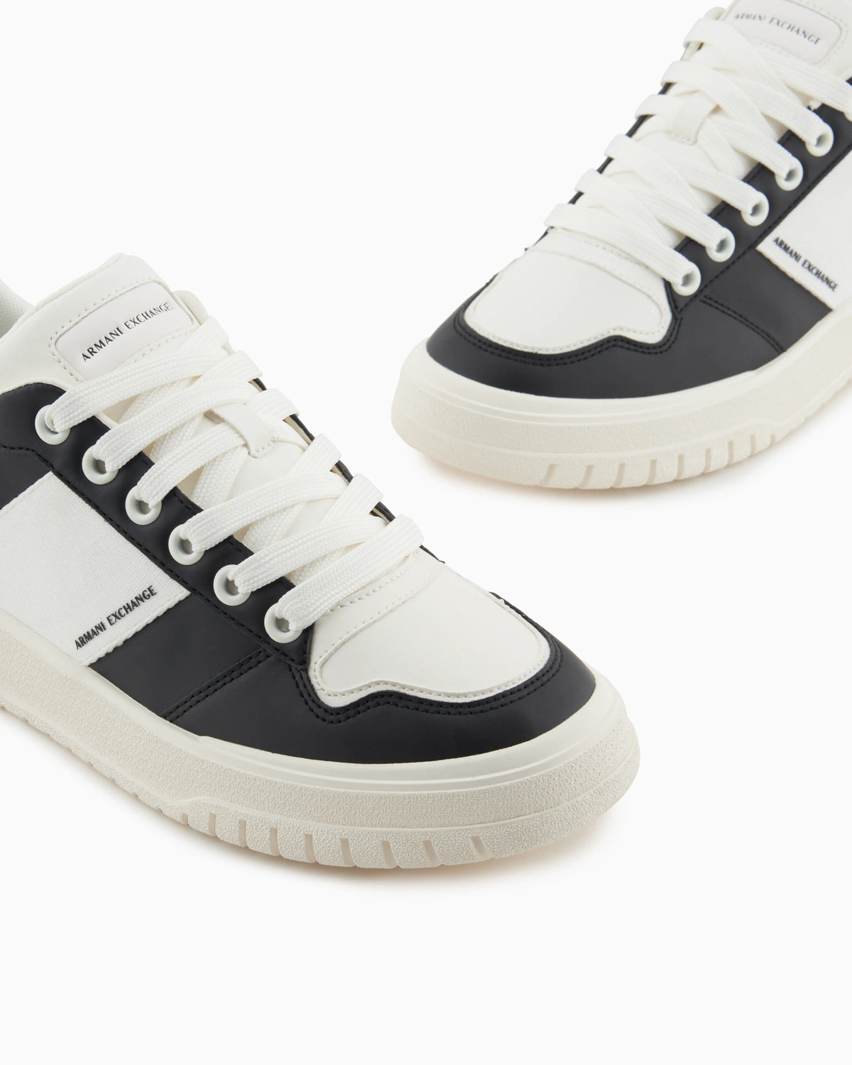 Sneakers with contrasting side band