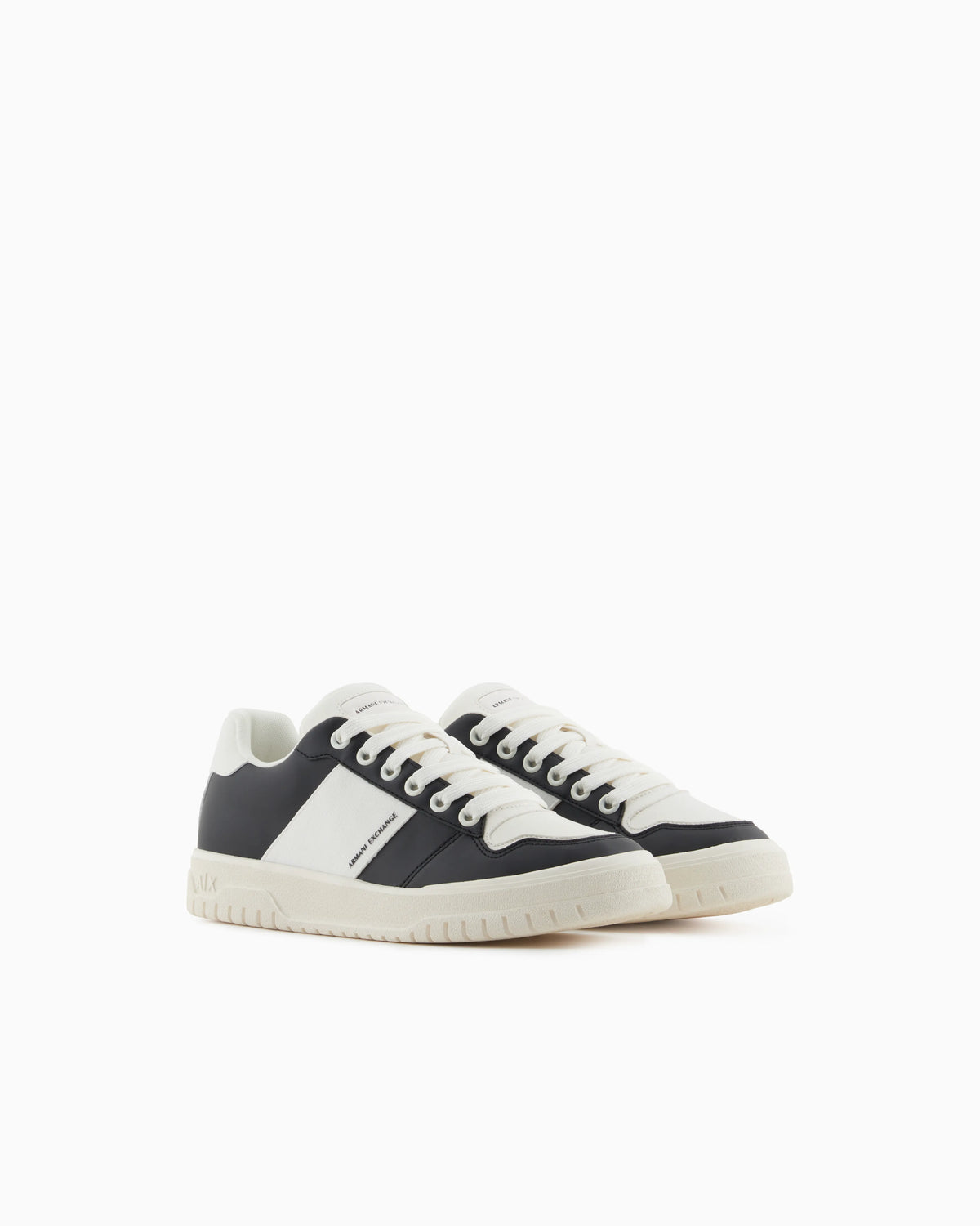 Sneakers with contrasting side band