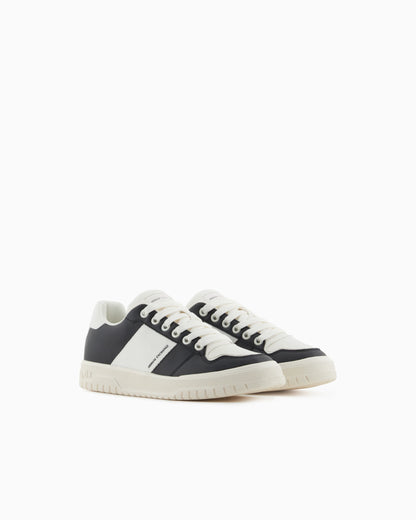 Sneakers with contrasting side band