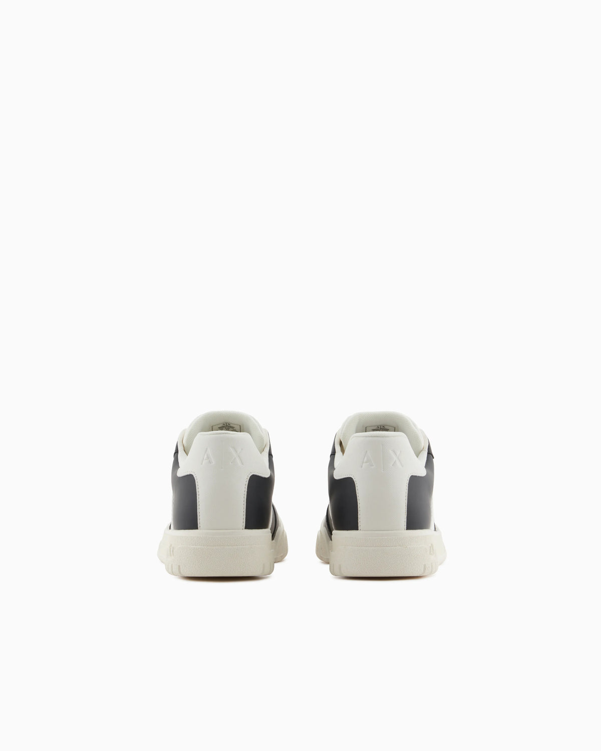 Sneakers with contrasting side band
