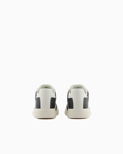 Sneakers with contrasting side band