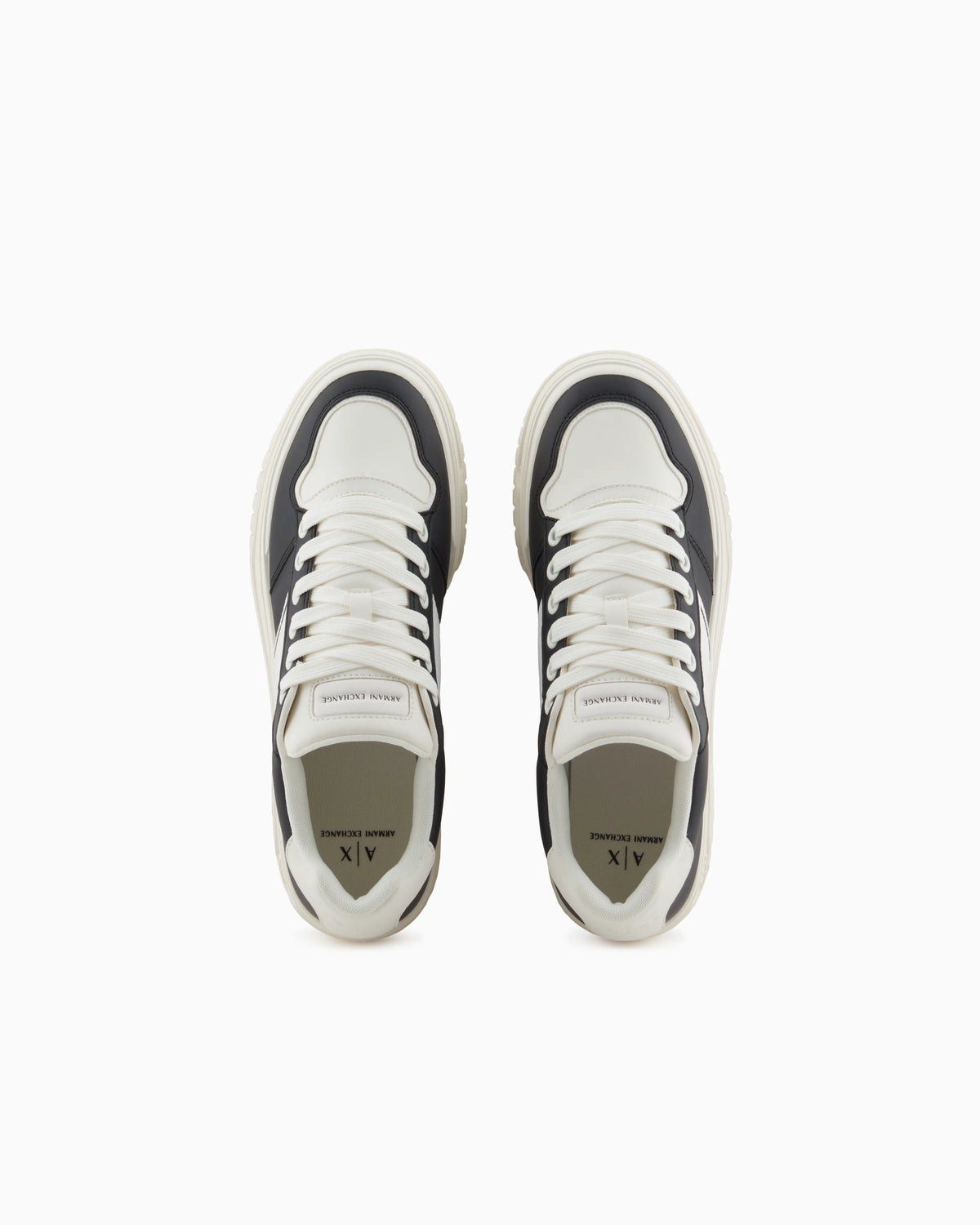 Sneakers with contrasting side band