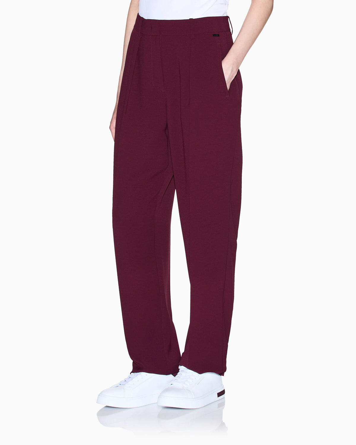 Trousers with pleats in flowing fabric
