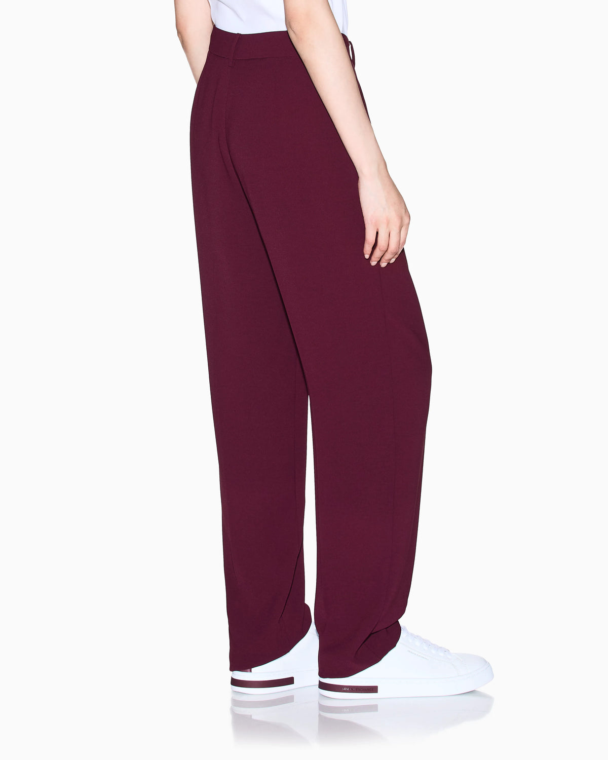 Trousers with pleats in flowing fabric
