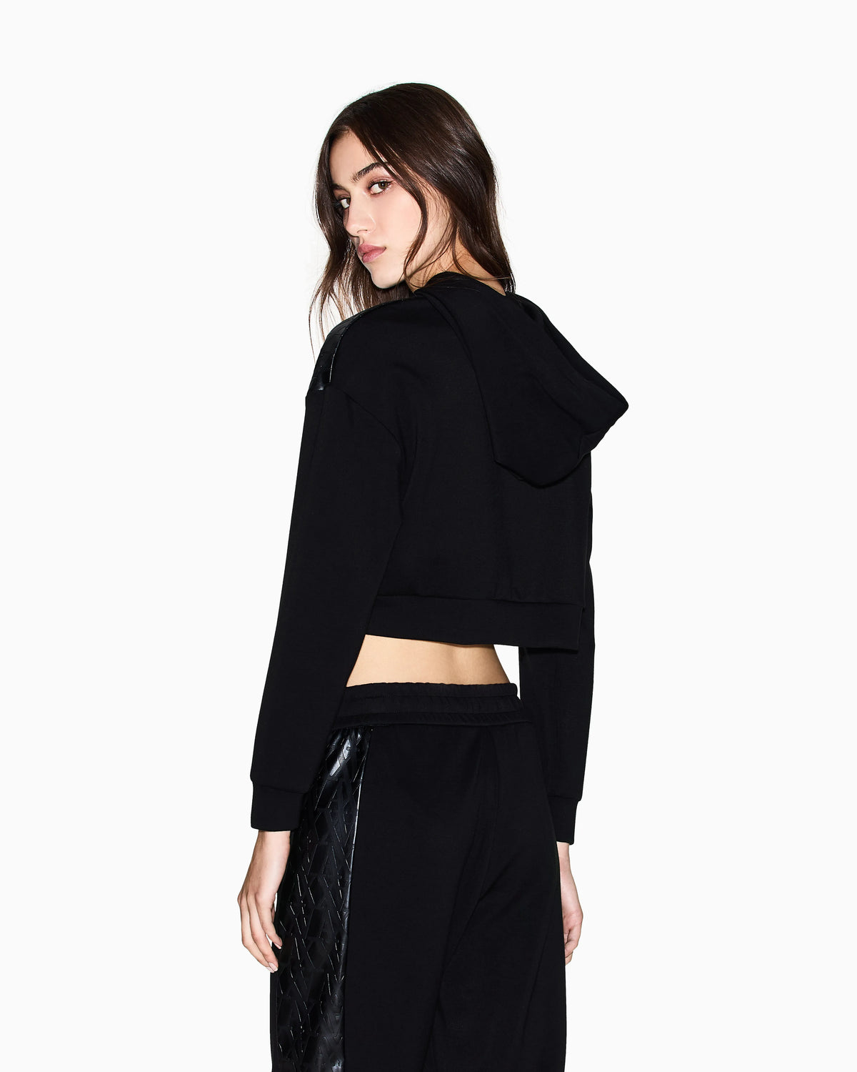 Cropped sweatshirt with cut out