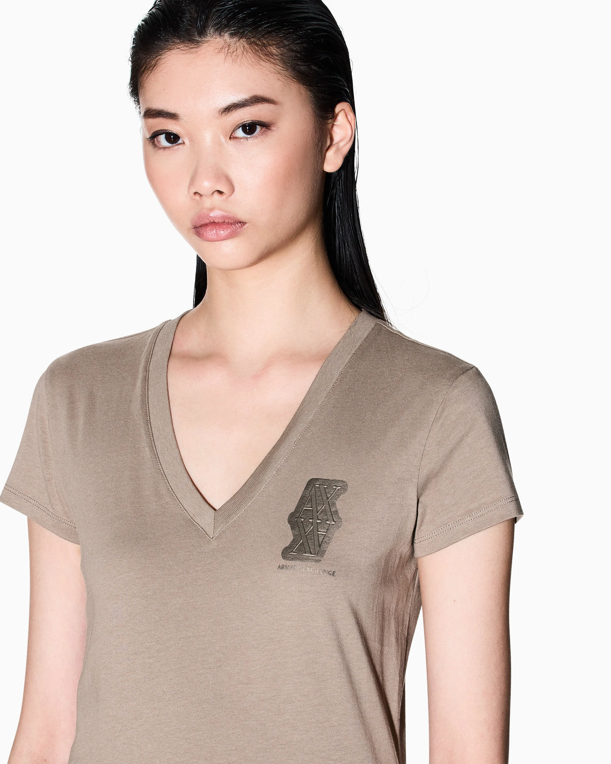 V-neck T-shirt with metal logo