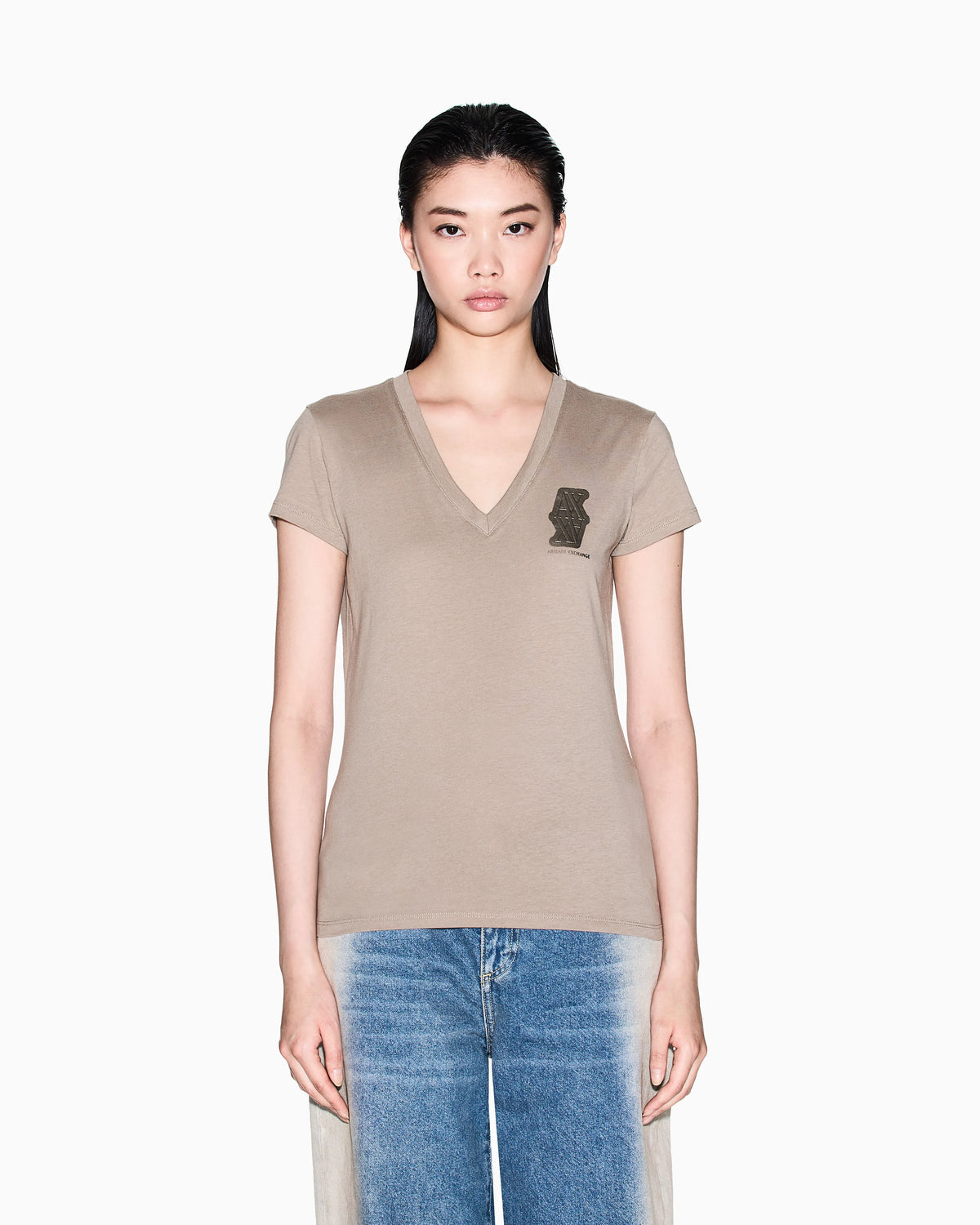 V-neck T-shirt with metal logo