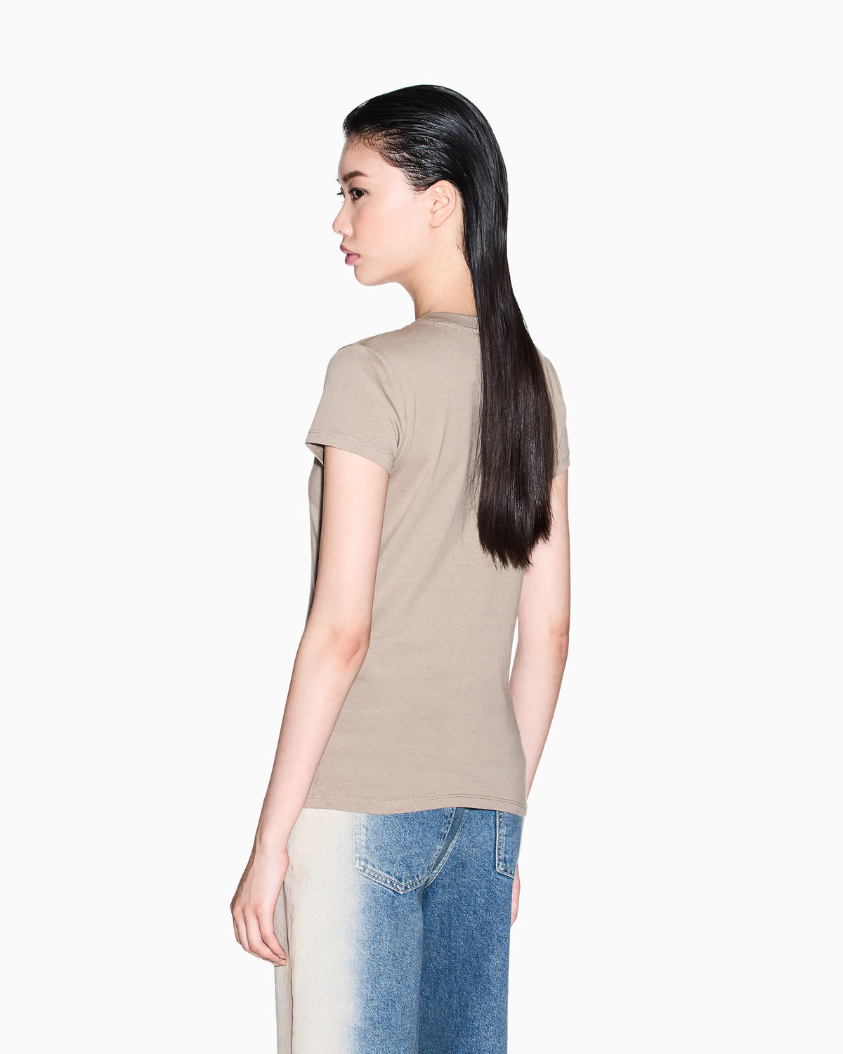 V-neck T-shirt with metal logo