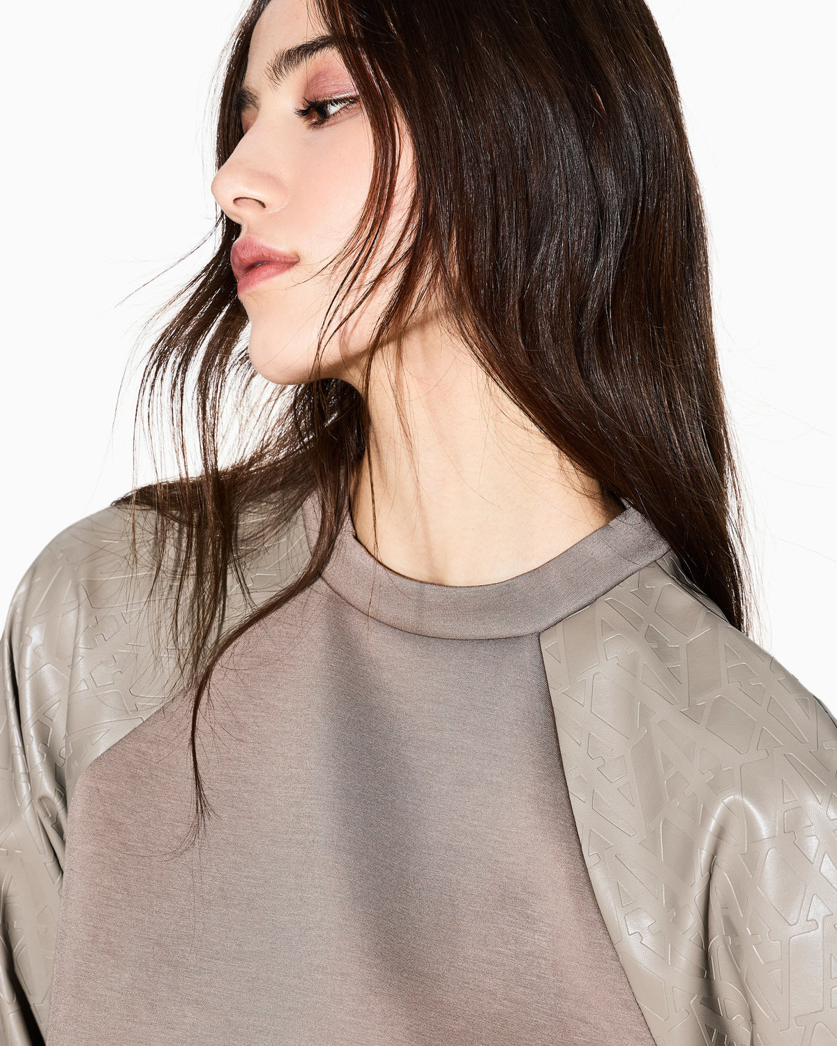 Sweatshirt with contrasting sleeves