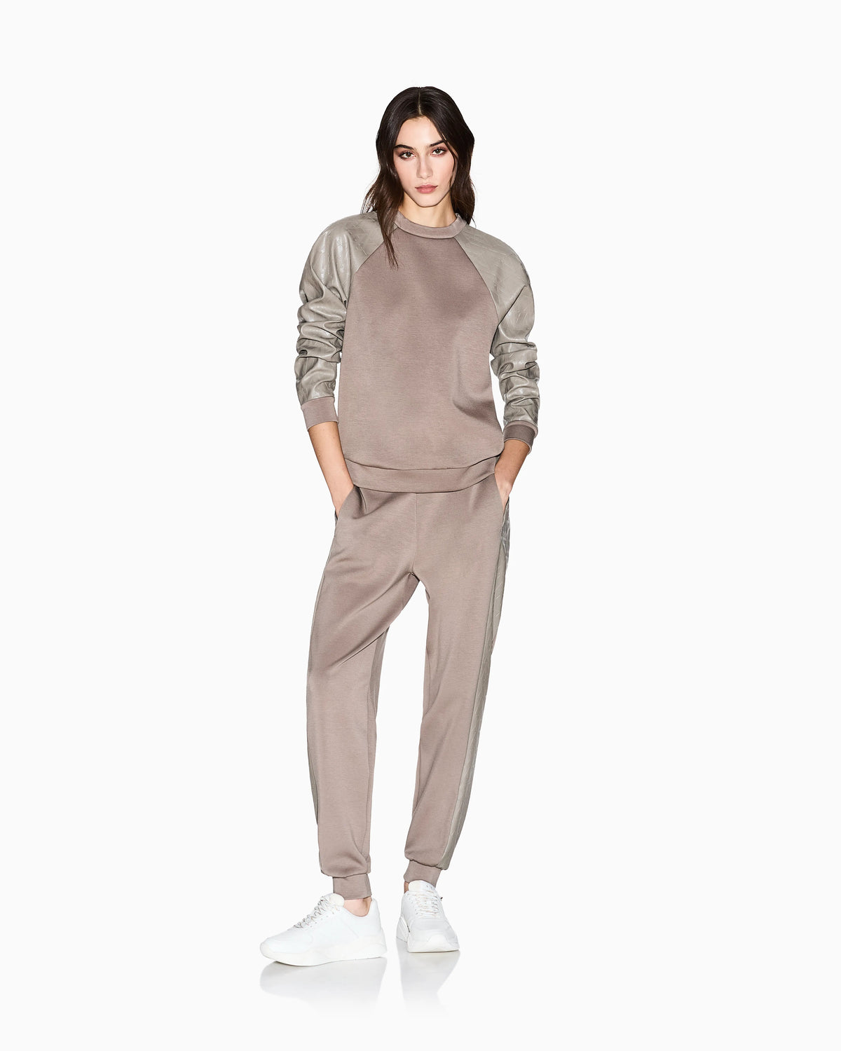 Sweatshirt with contrasting sleeves