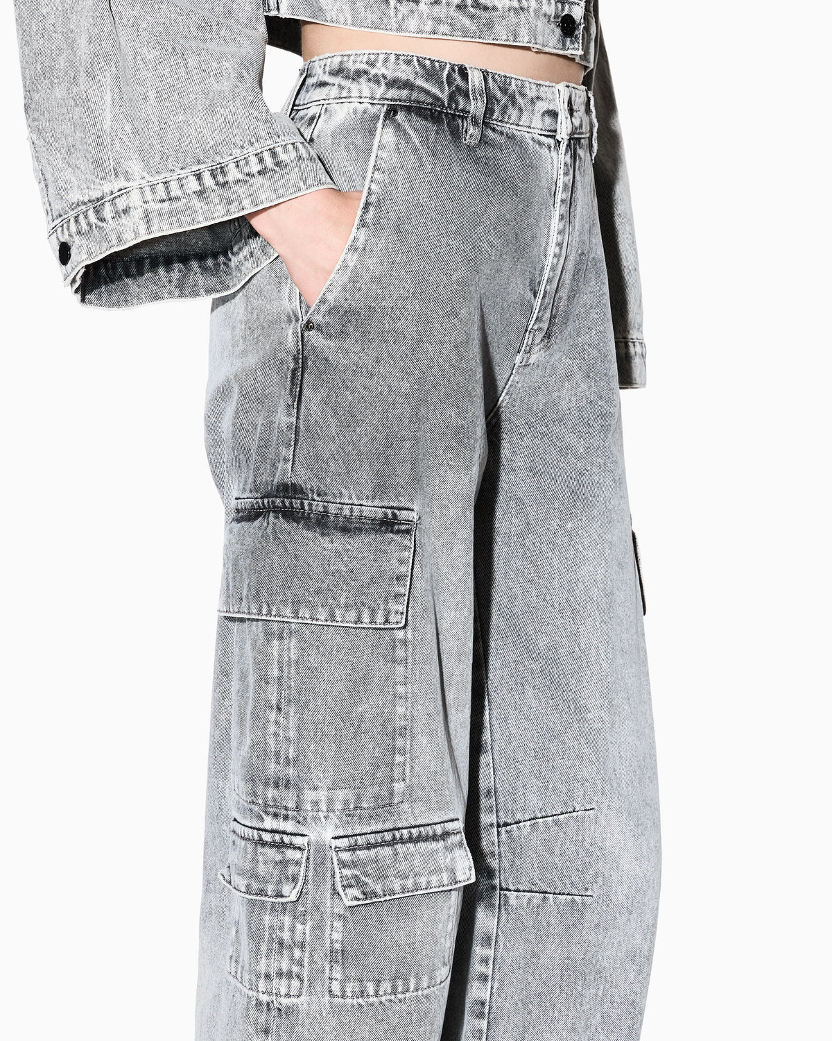 Cargo jeans with an over-fit cargo