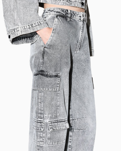 Cargo jeans with an over-fit cargo