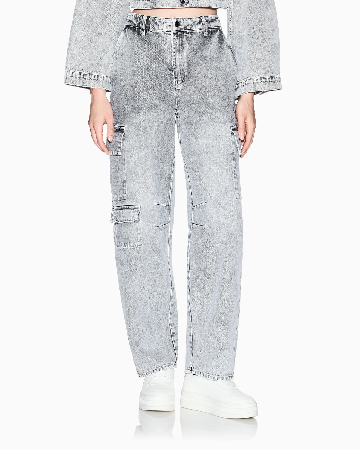 Cargo jeans with an over-fit cargo
