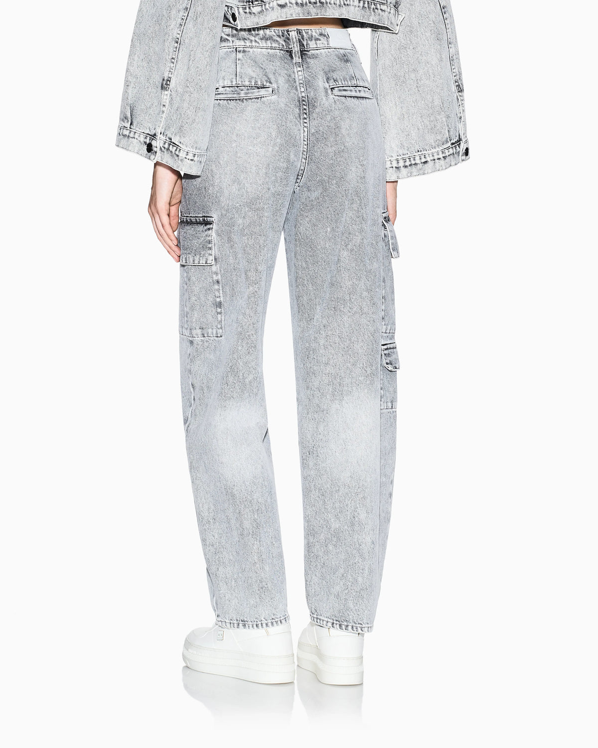 Cargo jeans with an over-fit cargo