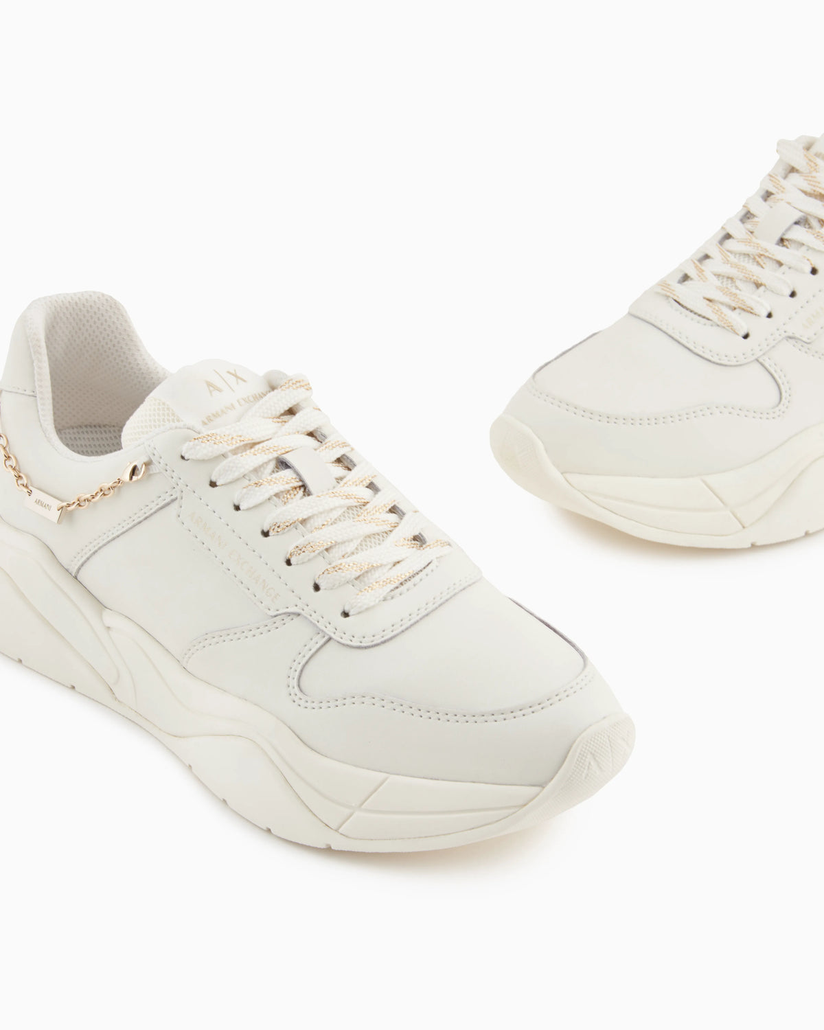 Technical mesh sneaker with thick sole and chain