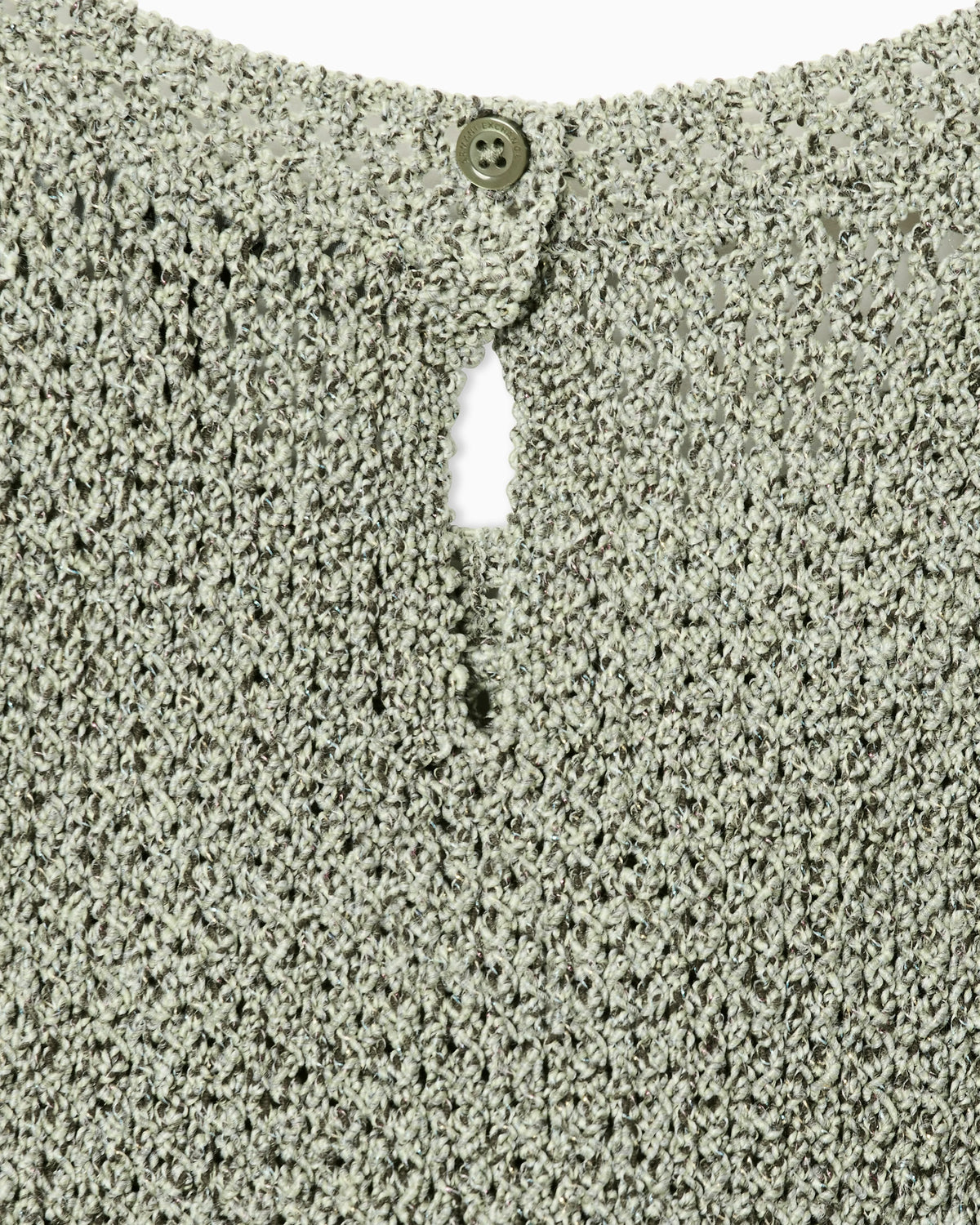 Perforated top in lurex thread with button