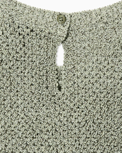 Perforated top in lurex thread with button