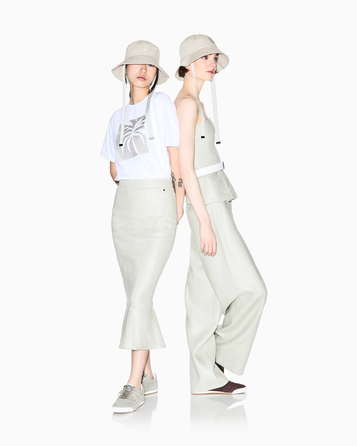 Flared top with pleats in linen twill