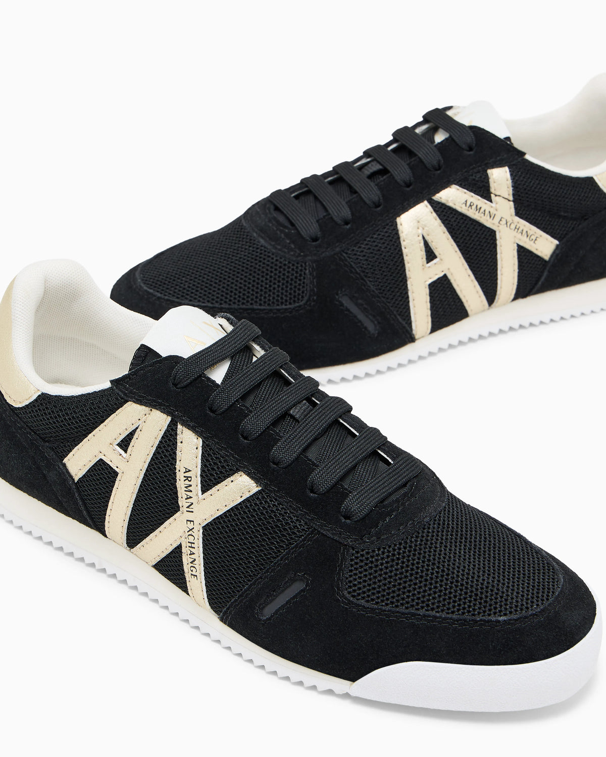 Sneakers in suede and mesh with reflective details