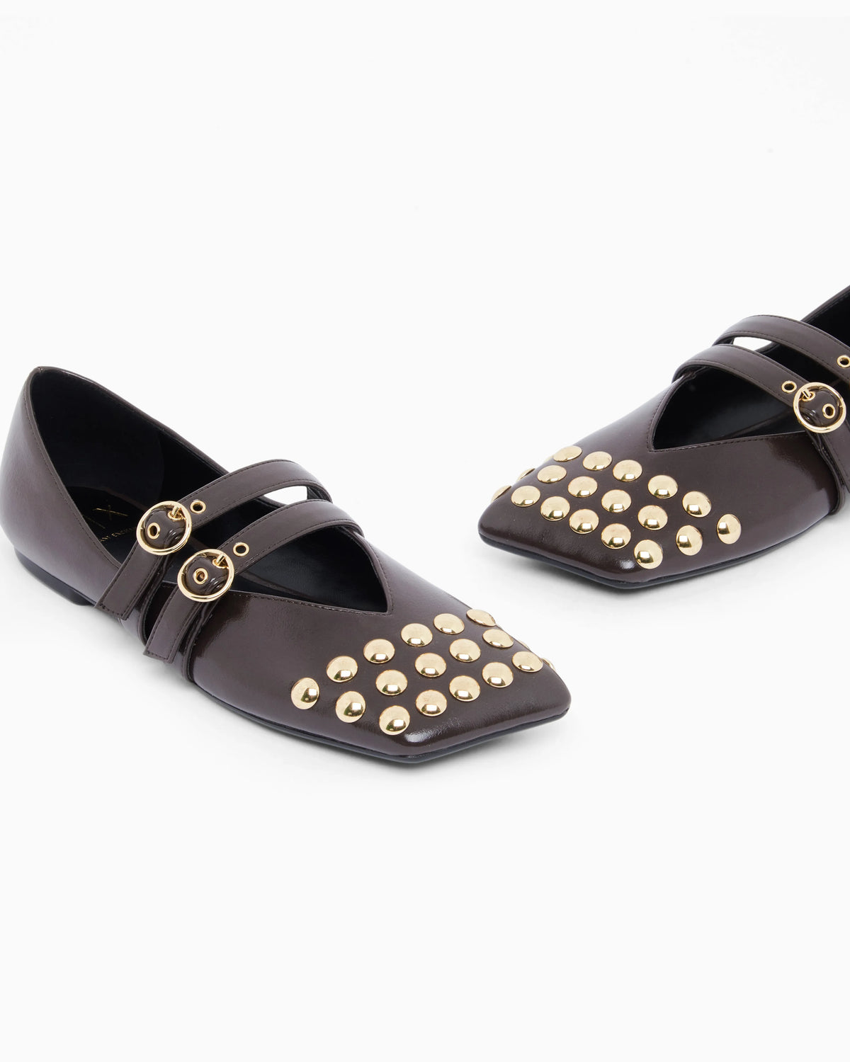 Ballet flat with a smooth and shiny finish