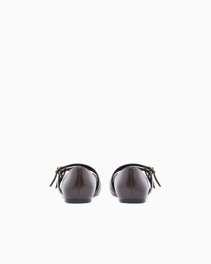 Ballet flat with a smooth and shiny finish