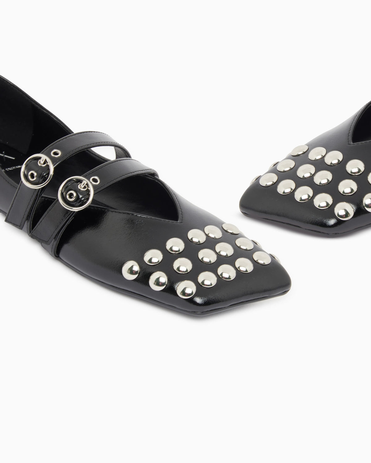 Ballet flat with a smooth and shiny finish