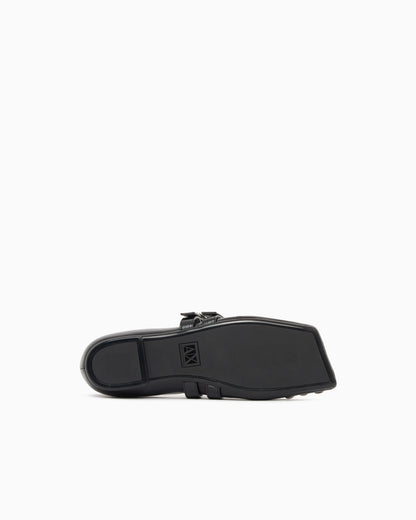 Ballet flat with a smooth and shiny finish