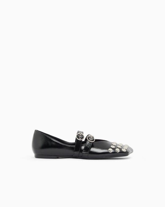 Ballet flat with a smooth and shiny finish