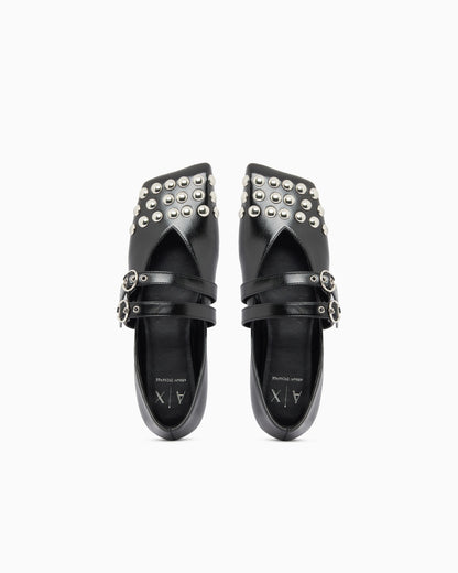 Ballet flat with a smooth and shiny finish